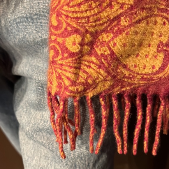 ✨FLASH SALE✨Amicale Cashmere Scarf Pink Yellow Gold Reversible Heart Patterns - Picture 8 of 8